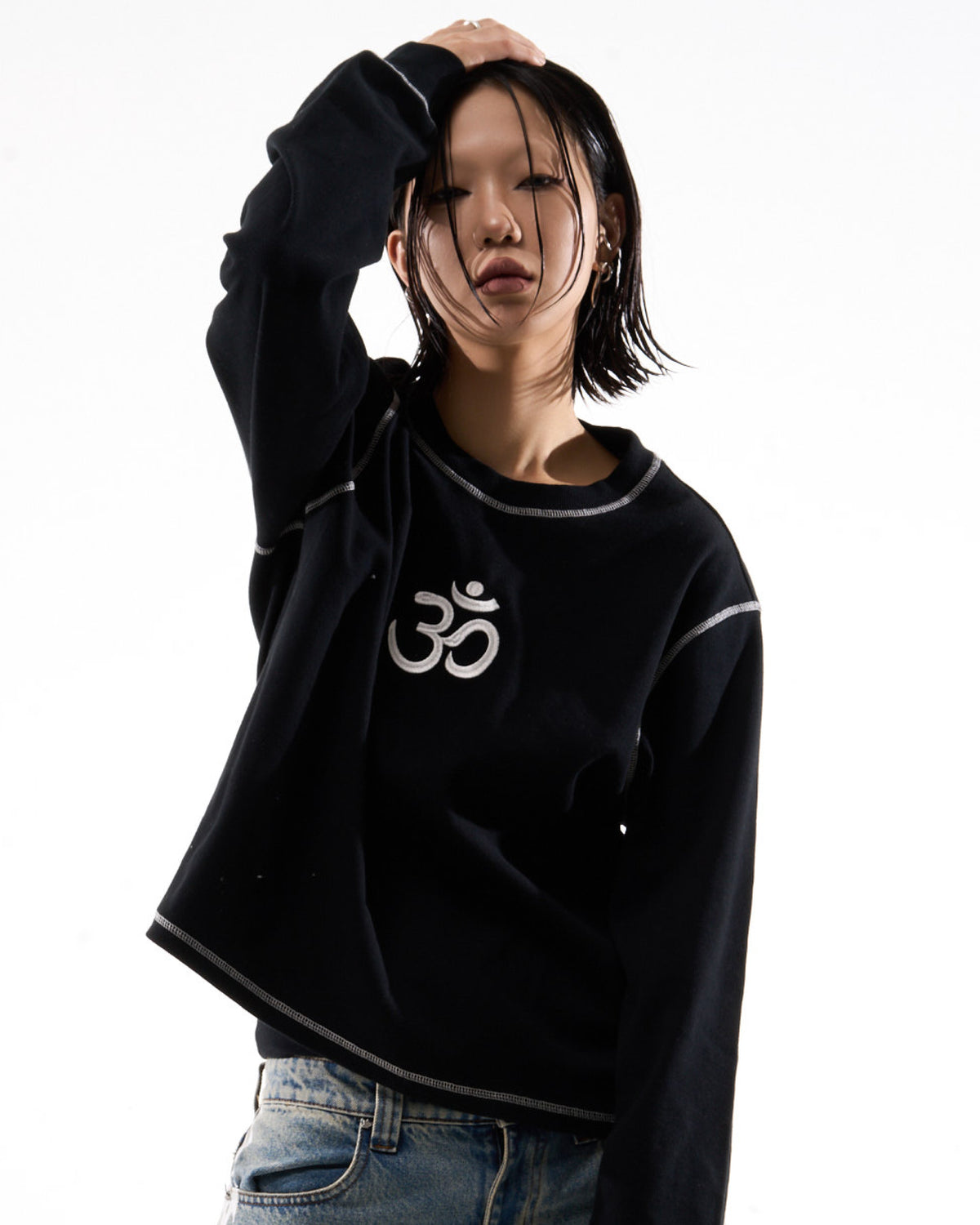 "OM" CONTRAST L/S - BLACK/WHITE